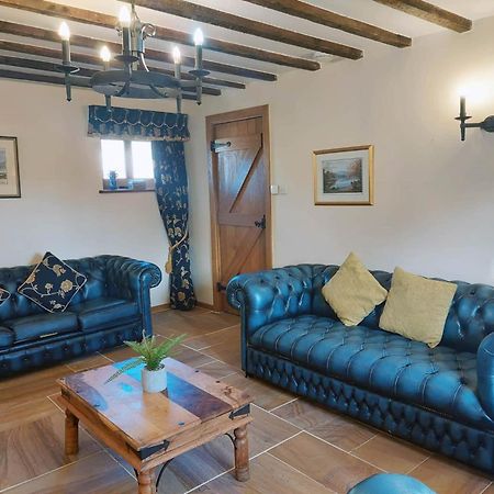 ウィラル The Old Mill Barn With Hot Tub And Private Use Of Heated Poolヴィラ エクステリア 写真