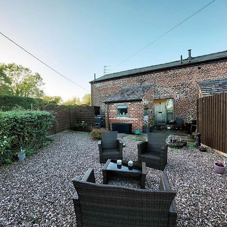 ウィラル The Old Mill Barn With Hot Tub And Private Use Of Heated Poolヴィラ エクステリア 写真