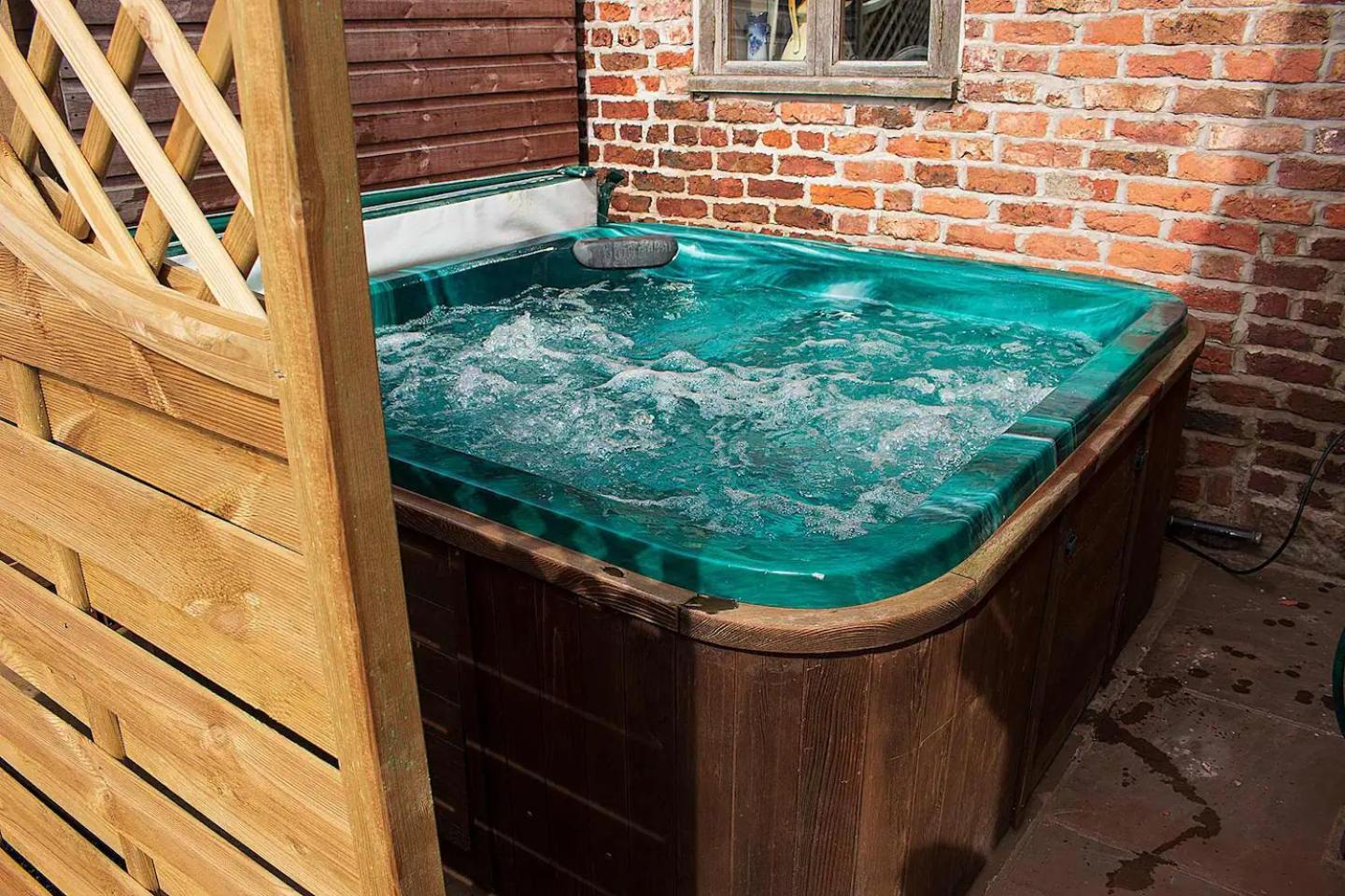 ウィラル The Old Mill Barn With Hot Tub And Private Use Of Heated Poolヴィラ エクステリア 写真