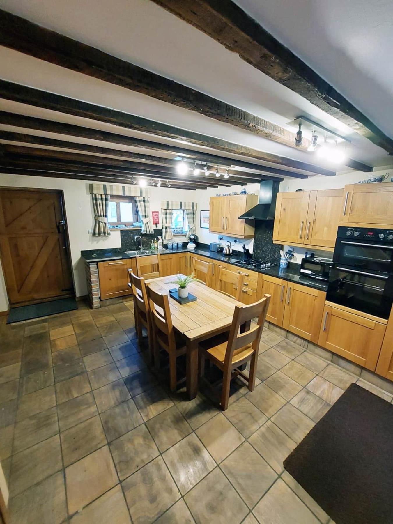 ウィラル The Old Mill Barn With Hot Tub And Private Use Of Heated Poolヴィラ エクステリア 写真