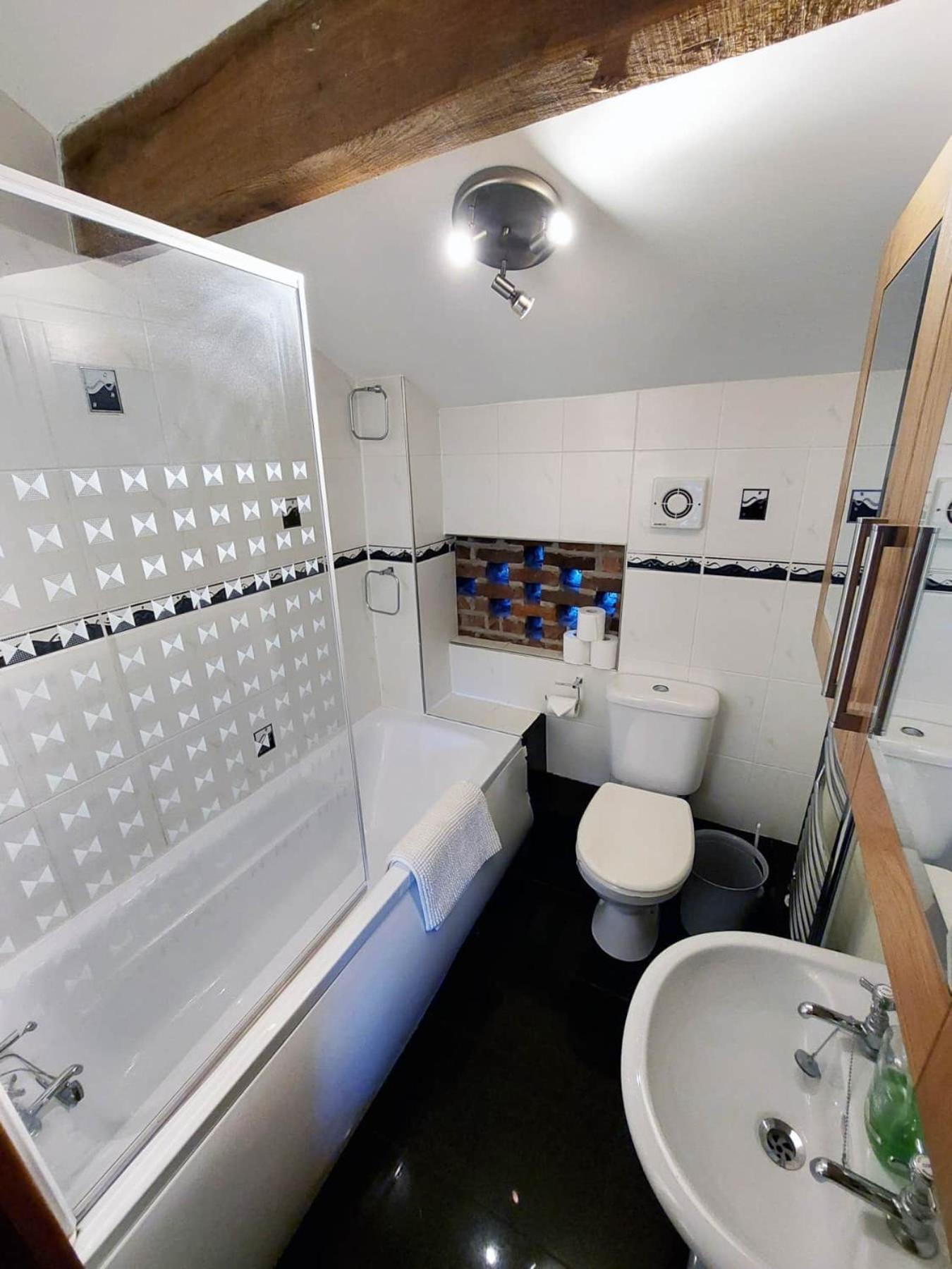 ウィラル The Old Mill Barn With Hot Tub And Private Use Of Heated Poolヴィラ エクステリア 写真