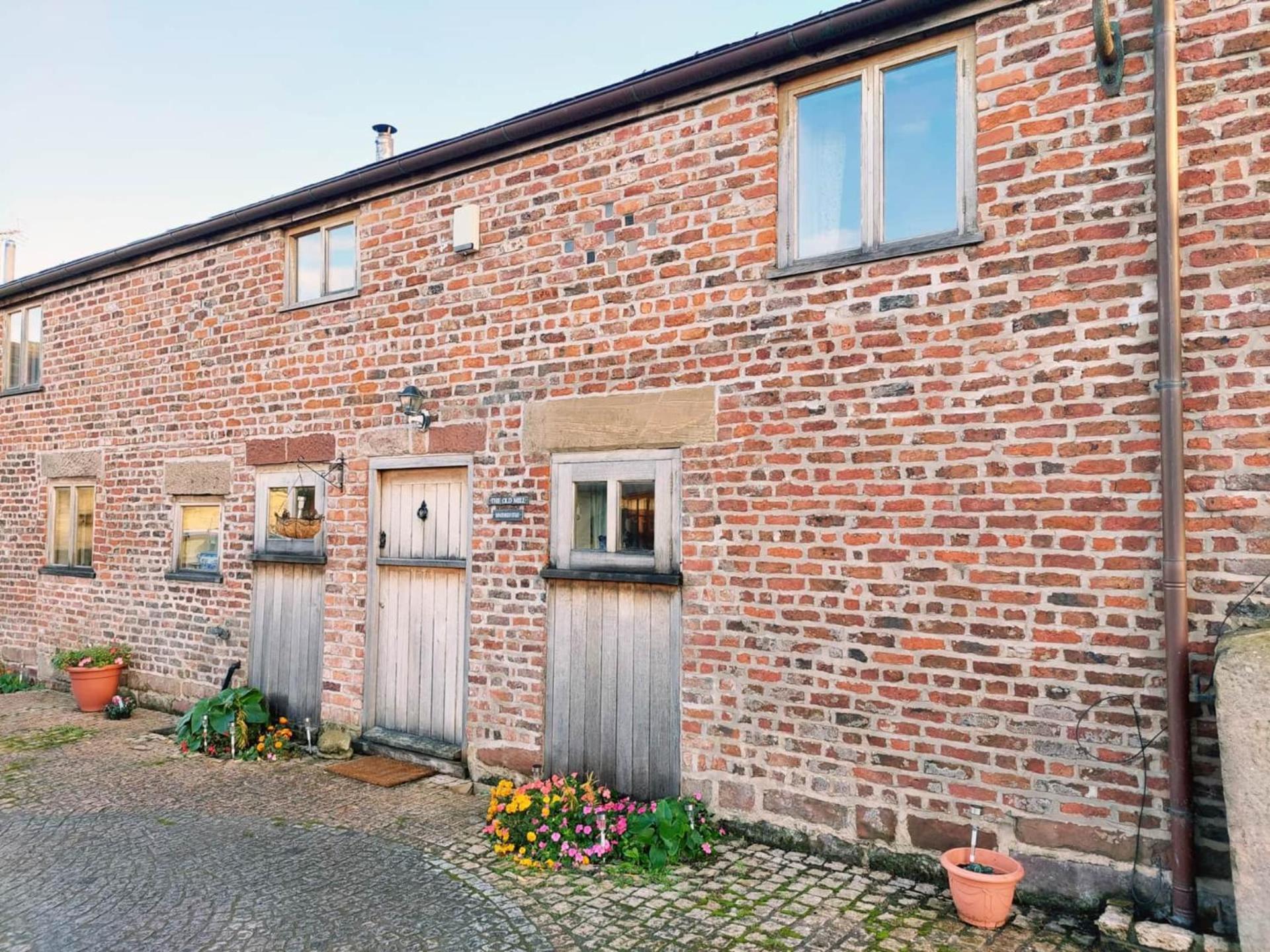 ウィラル The Old Mill Barn With Hot Tub And Private Use Of Heated Poolヴィラ エクステリア 写真